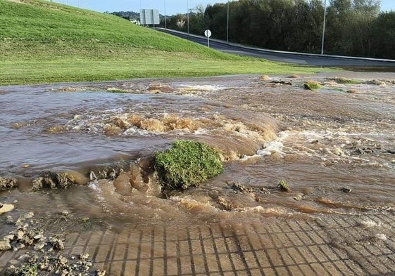 El reventón provocó anegamientos a la altura de Erandio Goikoa.