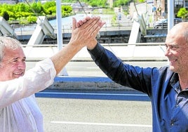 Ángel Castro y Ricardo Arana, en un encuentro anterior en el puente que une Sestao y Barakaldo.