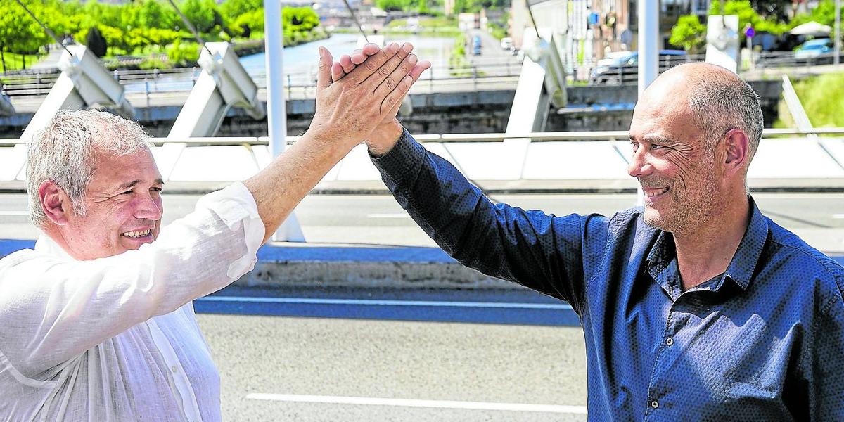 Ángel Castro y Ricardo Arana, en un encuentro anterior en el puente que une Sestao y Barakaldo.