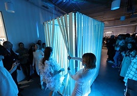 Performance con la que se inauguró la exposición, protagonizada por Nahia Pagarizabal, Sara Toña y Alejandra Orbegozo.