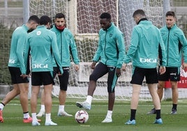 Iñaki Williams golpea el balón un entrenamiento de esta semana en Lezama.