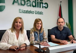 La concejala, Edurne Maguregi, la presidenta de la Mancomunidad, Idoia Otaduy, y el alcalde de Abadiño, Mikel Urrutia, presentaron los avances del proyecto.