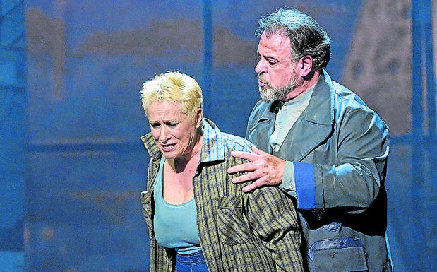 Ángeles Blancas es Giorgetta, mujer de Michele (Carlos Álvarez).