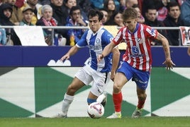 Manu Sánchez pugna con Barrios por el balón.