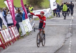 Aitor Hernández celebra su triunfo en el trofeo San Andrés de Zuia