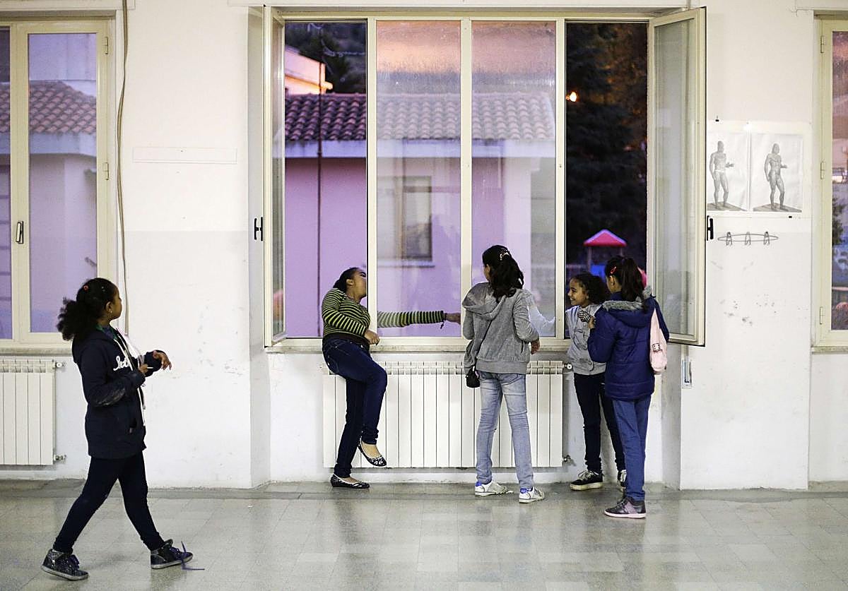Varias niñas en un colegio.