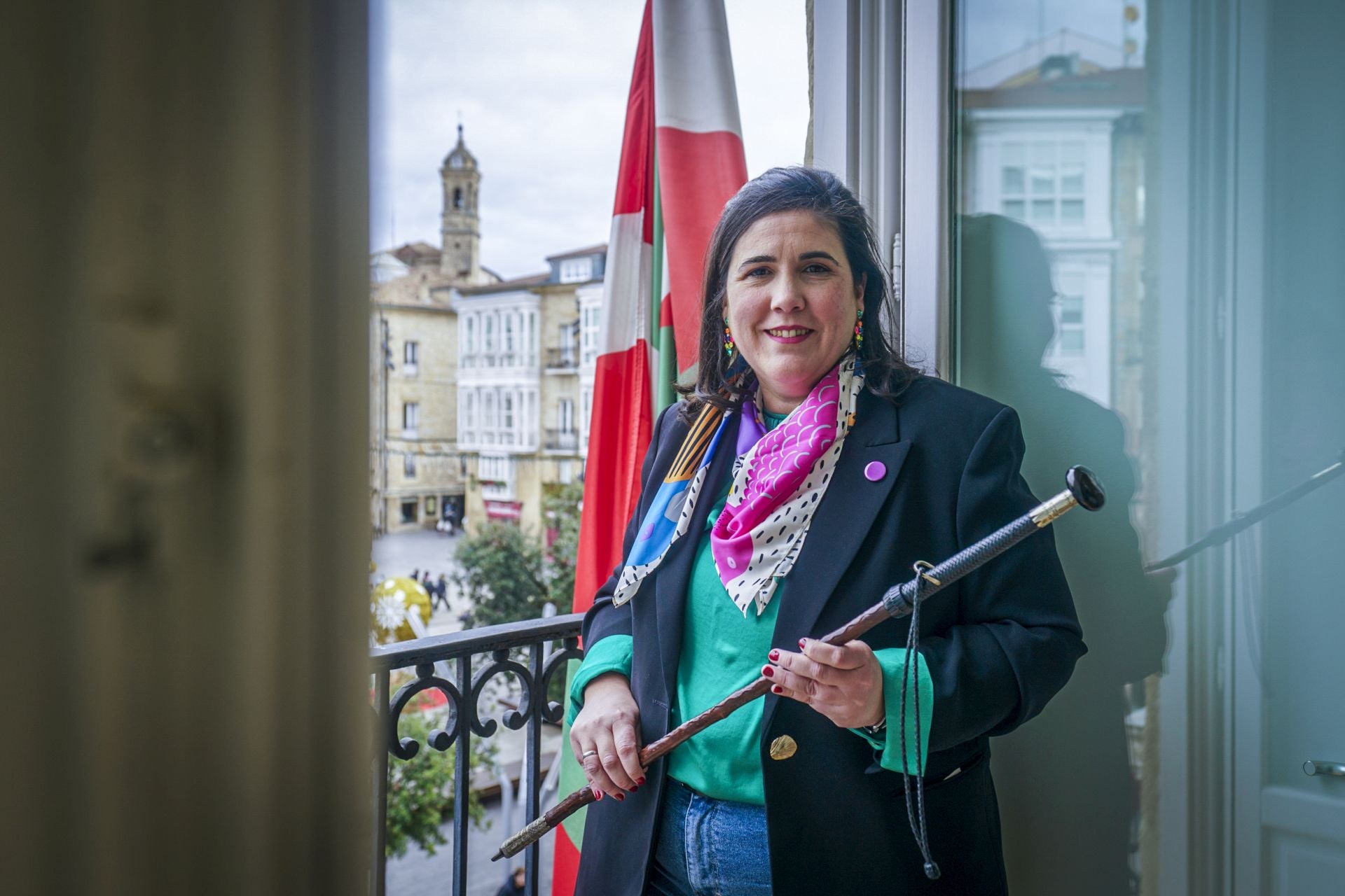 Jone Berriozabal sujeta la 'makila' minutos después de ser designada por la asamblea del partido en Álava.