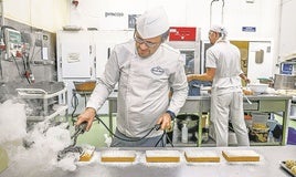 Un confitero tuesta un turrón de yema en el obrador principal de la pastelería Sosoaga.