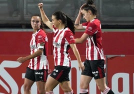 Vilariño celebra su gol junto a Nerea Nevado y Sanadri.