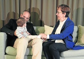 Jon Oleaga contempla el cariño que derrocha su ama, Amaia Guridi, mientras juega con el pequeño Santi durante el reportaje fotográfico en la sede de Vocento en Madrid.