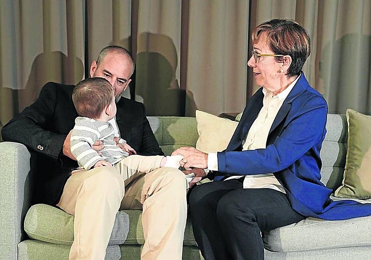 Jon Oleaga contempla el cariño que derrocha su ama, Amaia Guridi, mientras juega con el pequeño Santi durante el reportaje fotográfico en la sede de Vocento en Madrid.