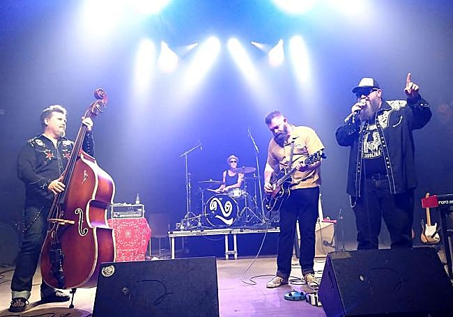 The Reverendos en 'White trash on a long black train'.