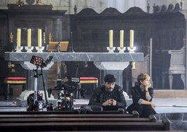 Javier Rey y Aura Garrido, en un descanso del rodaje de 'El silencio de la Ciudad Blanca' en la Catedral Vieja.