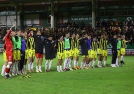 Los jugadores del Barakaldo celebran la victoria.