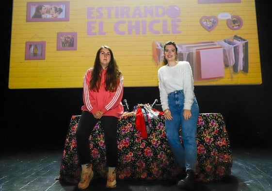 Carolina Iglesias y Victoria Martín, creadoras del podcast 'Estirando el chicle'.