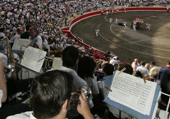 Imagen de archivo de la banda de música bilbaína durante una corrida en 2004.