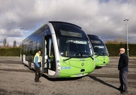 Dos de los nuevos autobuses que cubrirán la línea 4