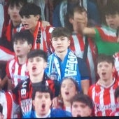 La soledad de un hincha de la Real en el derbi de San Mamés