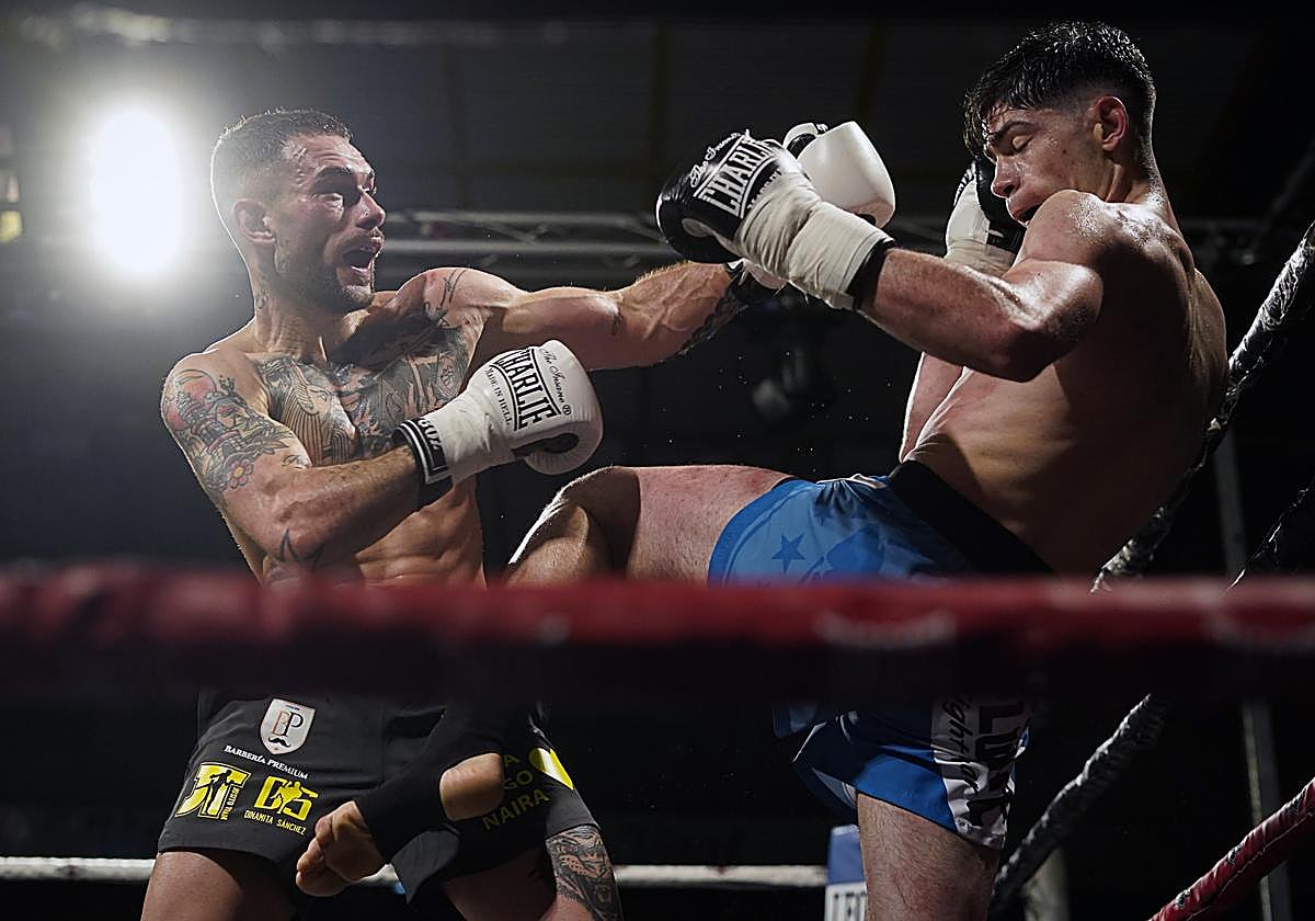 Flavius Chiaburu y Alexis Martín pugnan en la final del Campeonato de España de kickboxing disputada este sábado en el Polideportivo Mendizorroza.