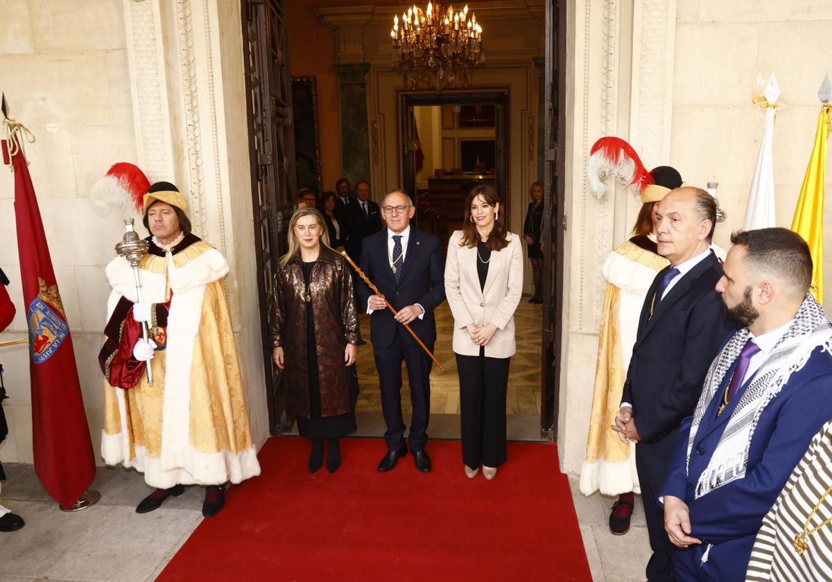 Irma Basterra, junto a Ramiro González y Maider Etxebarria antes del Pleno Tradicional de Noviembre