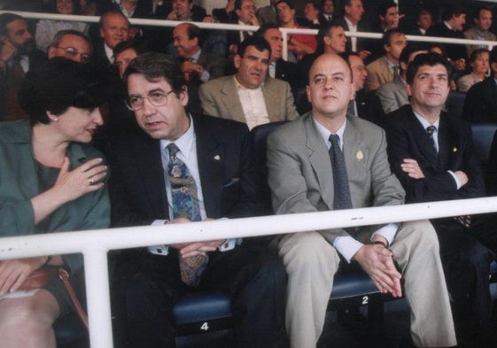 José María Arrate sentado junto a Odón Elorza en el palco de Anoeta un año después del 5-0.