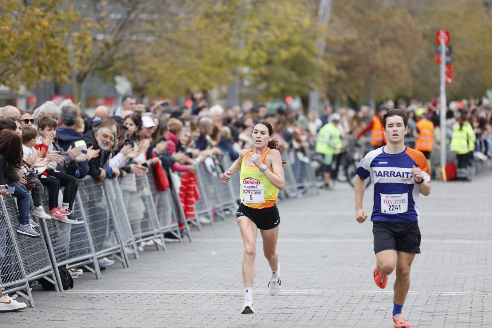 María José Pérez, segunda clasificada, a pocos metros de cruzar la meta en la plaza Pío Baroja.