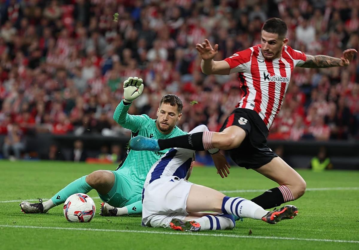 El guardameta exrojiblanco Álex Remiro, en el suelo, ante la presencia de Sancet.