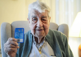 José Juan Ramos muestra la camiseta que le regaló Imanol cuando cumplió 95 años.