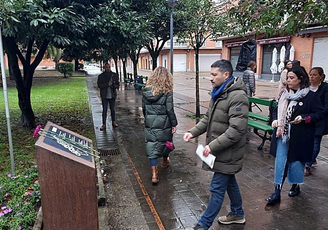 Un acto de recuerdo en el espacio para mujeres asesinadas de la plaza Ambrosio Meabe.