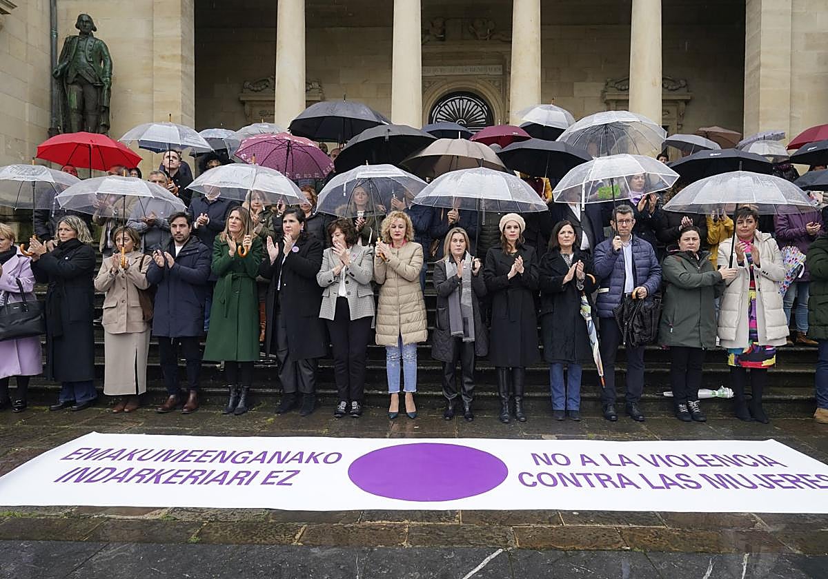 Concentración de los representantes municipales y forales en la plaza de la Provincia este lunes.