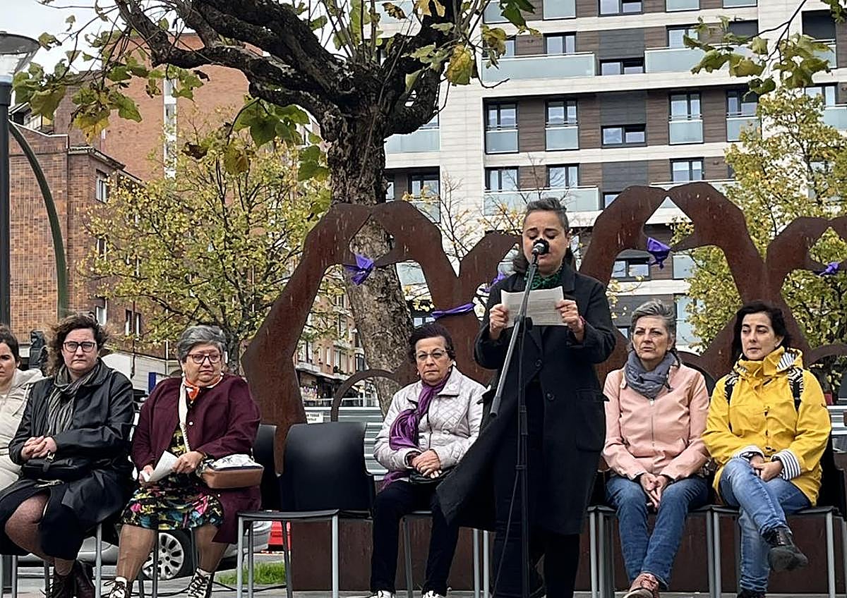 Imagen secundaria 1 - Imágenes de la concentración del sábado 23 y de la declaración institucional del 25-N. 