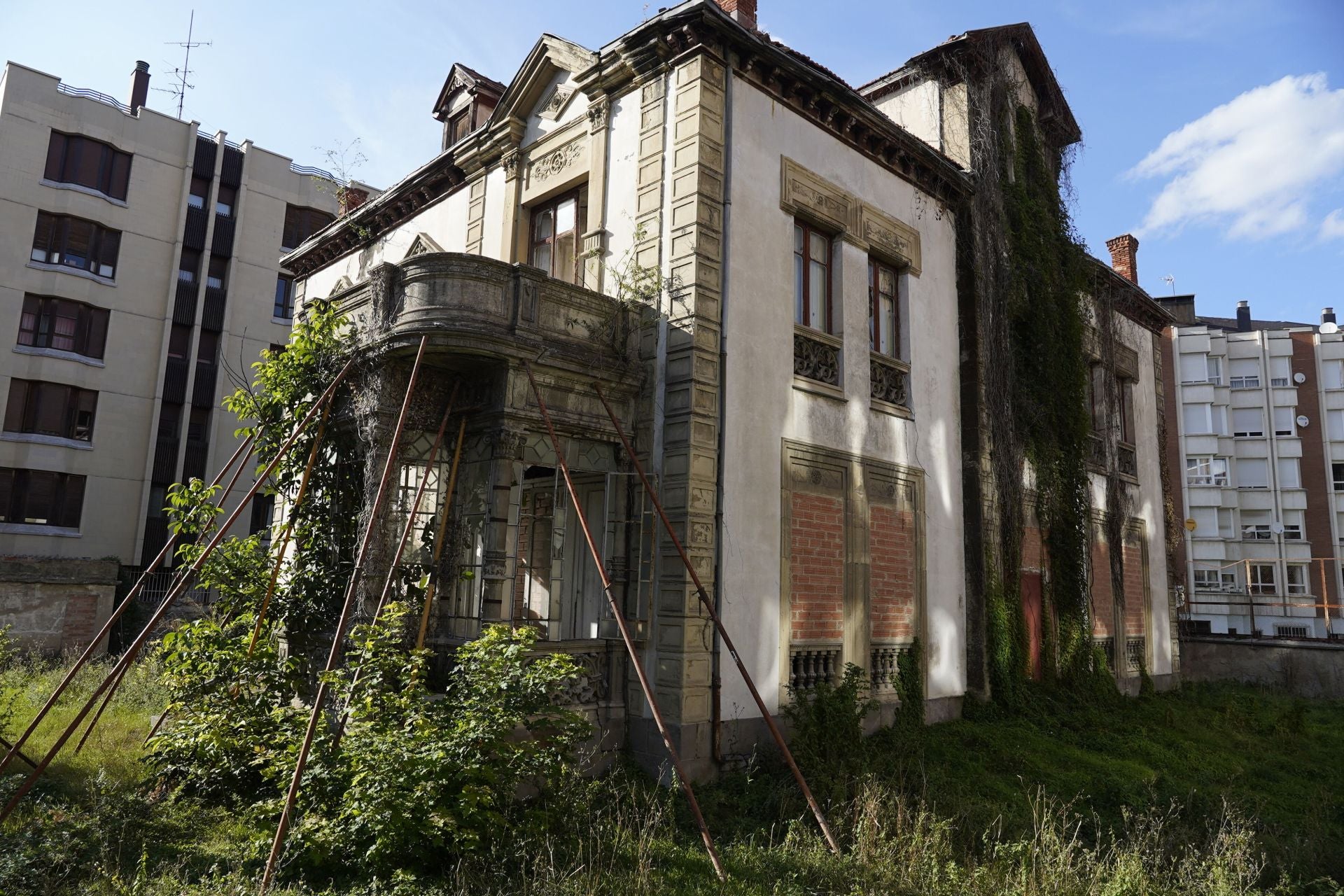 Terraza acristalada y apuntalada del palacete que fue residencia de Félix Alfaro Fournier