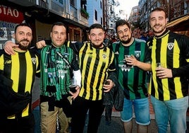 Tres aficiones del Barakaldo y dos del Sestao River juntos en la previa del partido.