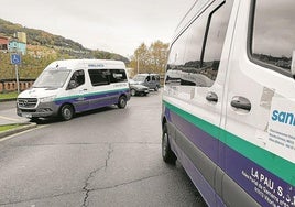 Ambulancias de transporte no urgente, este lunes con el nombre de la nueva empresa que presta el servicio.