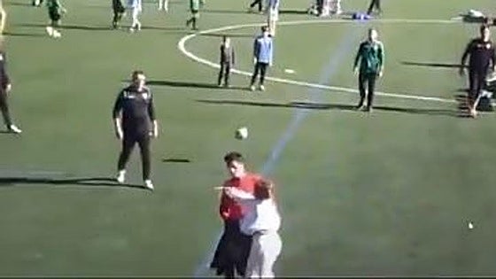 La madre de un futbolista de 10 años salta al campo y agrede al árbitro
