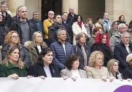 Jone Berriozabal sostiene la pancarta del 25-N junto a las principales autoridades del territorio en la plaza de la Provincia en su último acto oficial como diputada.