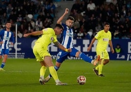 Jordi Calavera despeja el balón ante la presión de Andoni López.