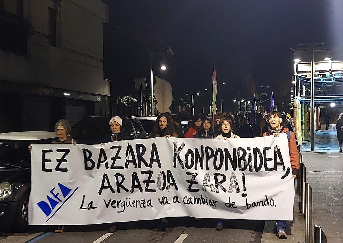 Imagen secundaria 1 - Un acto de recuerdo en el espacio para mujeres asesinadas de la plaza Ambrosio Meabe, previa a la manifestación de esta tarde convocada por DAFA (Durangoko Autodefentsa Feminista Asanblada),