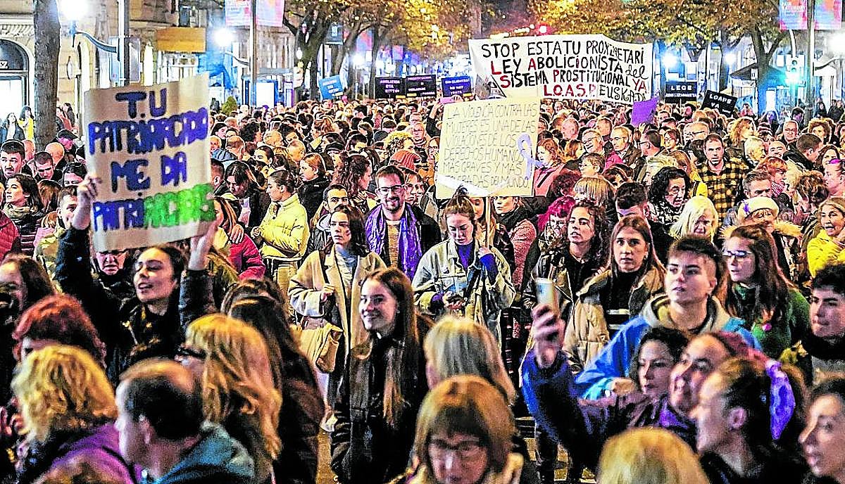 Miles de personas participaron en 2022 en la manifestación que recorrió las calles bilbaínas.