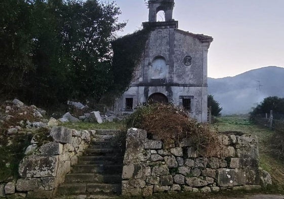 Exterior de la ermita Jesús, María y José en Rocillo, liendo.