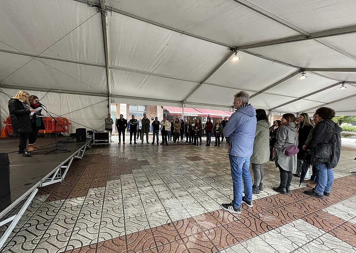 Imagen secundaria 1 - Imágenes de la concentración institucional e inauguración del violentómetro en Etxebarri. 
