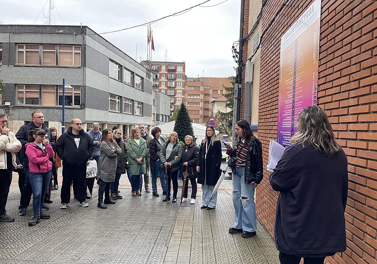 Imagen principal - Imágenes de la concentración institucional e inauguración del violentómetro en Etxebarri. 