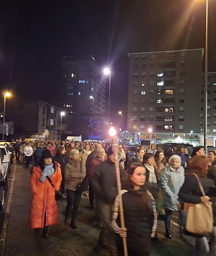 Imagen secundaria 2 - Imágenes de la inauguración del mural de Romualda Zuloaga y manifestación en Galdakao por el 25-N. 