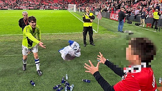 El tierno gesto de un jugador de la Real con un pequeño aficionado del Athletic