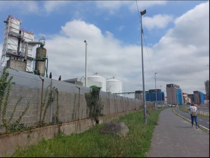 La fábrica, a la izquierda, cuenta con varios edificios de viviendas cercanos en una zona en la que se está construyendo la urbanización del Parque Serralta