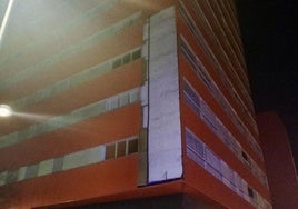 Estado en que quedó la fachada del edificio de Salburua, en Vitoria.