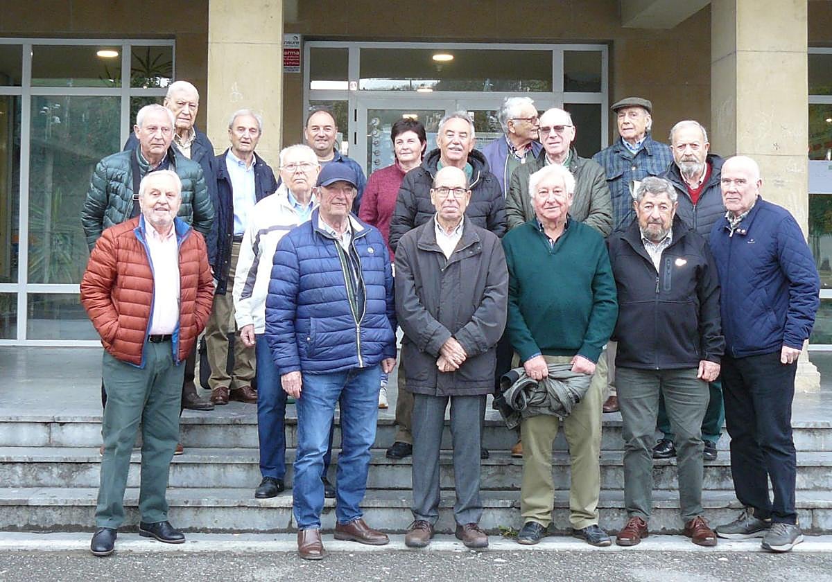 El grupo posa en las escaleras de entrada al instituto.