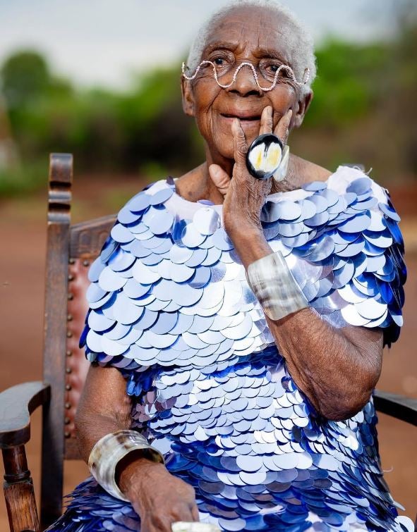 Margret, la abuela de Zambia que se ha convertido en un icono de estilo a sus 80 años