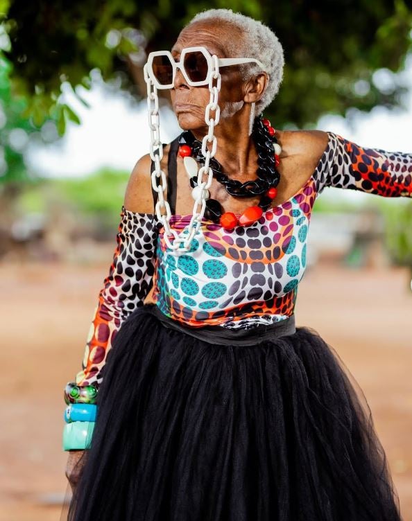 Margret, la abuela de Zambia que se ha convertido en un icono de estilo a sus 80 años