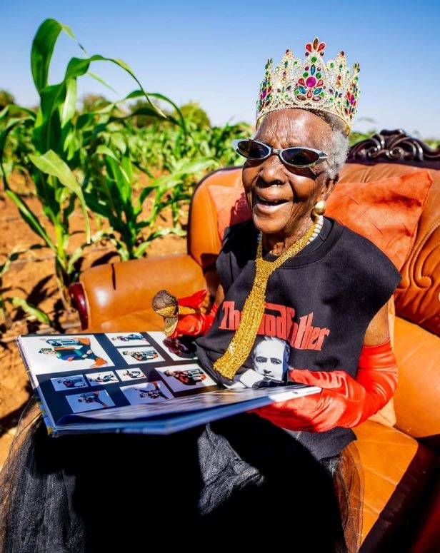 Margret, la abuela de Zambia que se ha convertido en un icono de estilo a sus 80 años